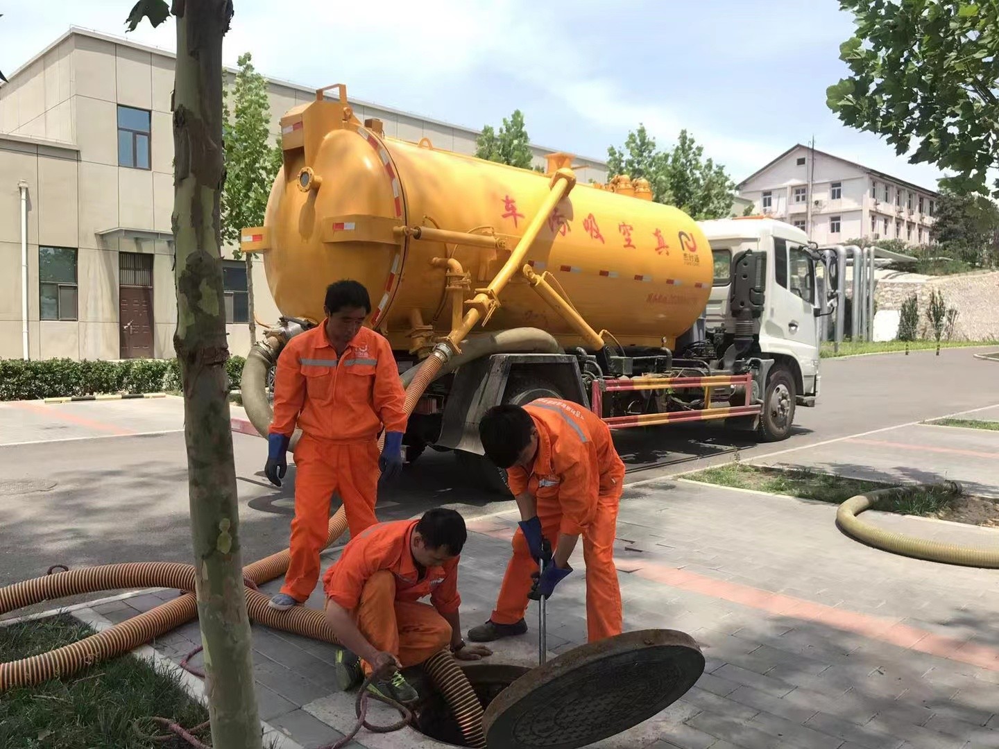 平原管道疏通车停在窨井附近